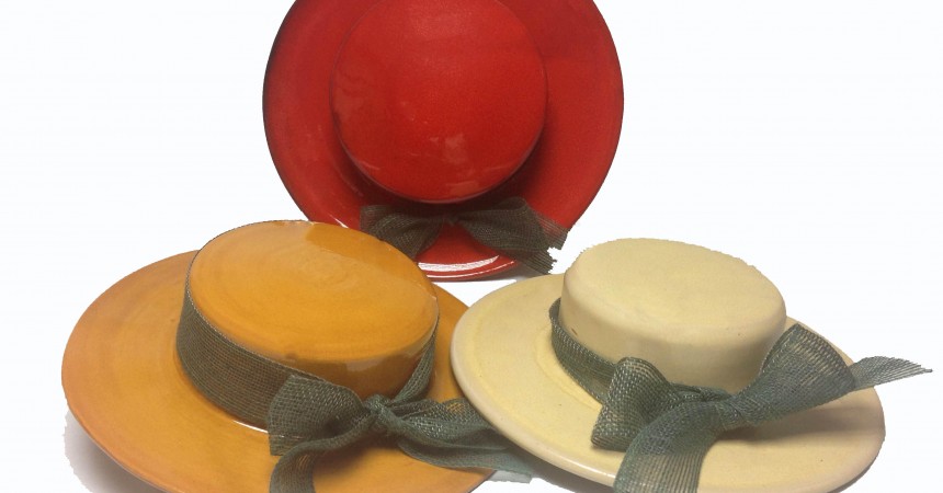 Sombreros de colgar en alfarería contemporánea